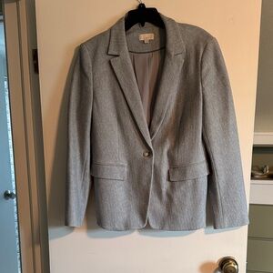 Single breasted blazer in light blue and white herringbone.